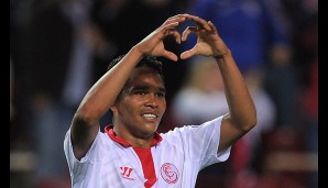 One Love - Carlos Bacca zeigt den Fans nach dem 2:0, wem sein Herz gehört. Es war bereits sein vierter Treffer der Saison