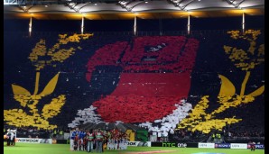 EINTRACHT FRANKFURT - FC PORTO 3:3: Die Anhäger der SGE empfingen ihr Team mit einer riesigen Choreographie