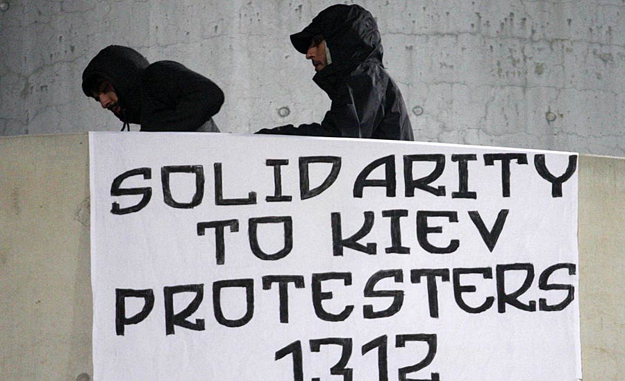 KIEW - VALENCIA 0:2: Das Duell zwischen Kiew und Valencia stand auch im Zeichen der Proteste in der Ukraine