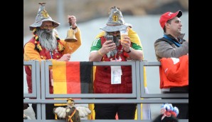 Mit Glocke, Bier und Handy: Die deutschen Fans wollen die Nordischen Kombinierer zu Gold bimmeln