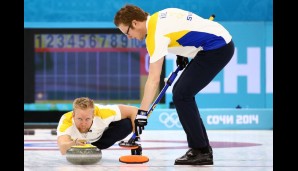 Der schwedische Curler Niklas Edin hat sein Spielgerät fest im Blick. Die Körperhaltung überzeugt auch in der B-Note