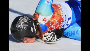 "I will kiss the ground you ski on" - Tina Maze in trauter Zweisamkeit mit ihrem liebsten Untergrund