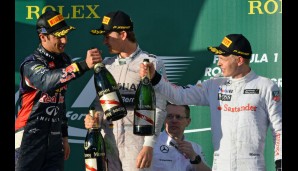 Kollektives Anstoßen auf dem Podest: Der Zweitplatzierte Daniel Ricciardo, Sieger Nico Rosberg und der Dritte Kevin Magnussen (v.l.n.r.)