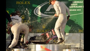 Dass sich die drei Erstplatzierten wirklich freuten, zeigte sich spätestens, als Daniel Ricciardo freudestrunken ausrutschte. Später wurde er disqualifiziert