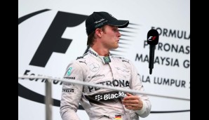 Nico Rosberg war durch geschwitzt und Champagner getränkt, für ein kleines Kunststück mit dem Mikrofon reichte die Konzentration aber noch