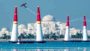 Auch die graue Eminenz des Red Bull Air Race war schnell unterwegs: Der 57-Jährige Peter Besenyei kam vor der Traumkulisse von Abu Dhabi auf den 10. Platz