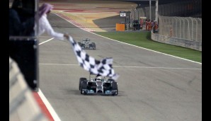 Ganz vorn setzte sich Hamilton ab, als Rosbergs Reifen abbauten und gewann das 900. Rennen in der F1-Geschichte