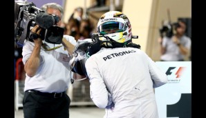 Rosberg komplettierte den zweiten Mercedes-Doppelsieg in Folge und wurde von Hamilton freudig empfangen