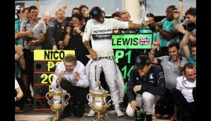 Später rächte sich das Team an seinen Fahrern, Hamilton und Rosberg wurden angefeuchtet