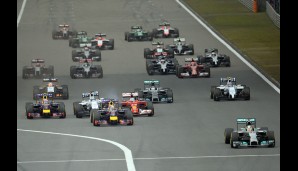 Zum Rennen: Lewis Hamilton setzt sich direkt ab, hinten kollidiert Felipe Massa mit Ex-Partner Fernando Alonso und hebt kurz ab