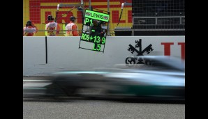 Riesigen Vorsprung hat Lewis Hamilton trotzdem, fünf Runden vor Schluss sind es fast 14 Sekunden