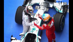 Kein Wunder, dass der überraschend drittplatzierte Fernando Alonso dem Hattrick-Sieger artig gratuliert