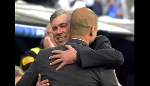 Real Madrid - FC Bayern München 1:0: Zwei große Trainer vor einem großen Spiel: Carlo Ancelotti begrüßt Pep Guardiola in "seinem" Bernabeu