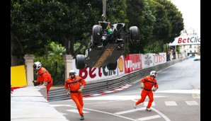 Die Stewards legen den Force India an den Kran und bringen sich vor dem Safety-Car in Sicherheit