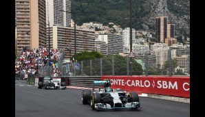 Mercedes ist's egal. Nico Rosberg gewinnt Start und Restart und kann Lewis Hamilton in Schach halten