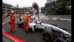 Valtteri Bottas muss seinen Williams mit Motorschaden abstellen und bringt sich mit einem Sprung in Sicherheit