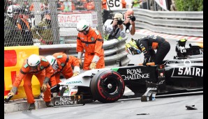 GROSSER PREIS VON MONACO: Keep smiling, Sergio! Perez crasht nach dem Start mit Jenson Button und muss seinen Force India parken