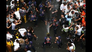 Und Daniel Ricciardo? Der spaltet als Dritter die Massen mit seiner Champagnerdusche auf der Zielgeraden