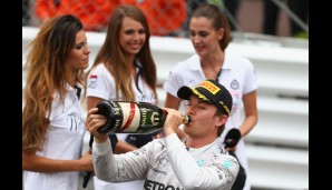 Nico Rosberg feiert lieber trinkend und erregt damit die Aufmerksamkeit der hübschen Grid Girls