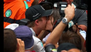 Doch für den Wahlmonegassen gibt es nur eine Frau: Rosberg-Verlobte Vivian Sibold bekommt erst eine Champagnerdusche und dann den Kuss des Siegers