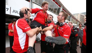 Riesige Freude bei Marussia: Die gesamte Mannschaft feiert, selbst FIA-Präsident Jean Todt gratuliert artig