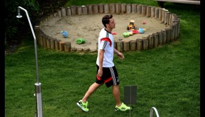 Gerne nutzen die Nationalspieler wie hier Mesut Özil den Sandkasten auf der Anlage. Da kann man mal auf ganz andere Gedanken kommen