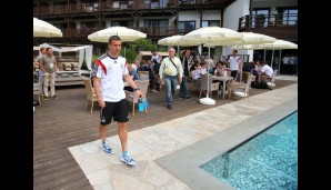 Lukas Podolski hatte natürlich einen echten Poldi-Scherz im Angebot. Einen Journalisten versenkte er später im Pool