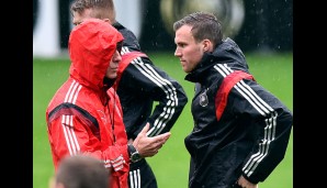 Zwei "Sünder" unter sich: Im Regen von Südtirol tauschten sich Trainer und Spieler aus...