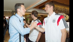 Glückwunsch! Danke dir auch! Pokalsieger unter sich. Thomas Müller und Mesut Özil begrüßen sich