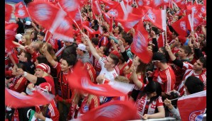 Mal wieder Ausnahmezustand auf dem Münchener Marienplatz: Die Bayern-Fans warten auf ihre Helden