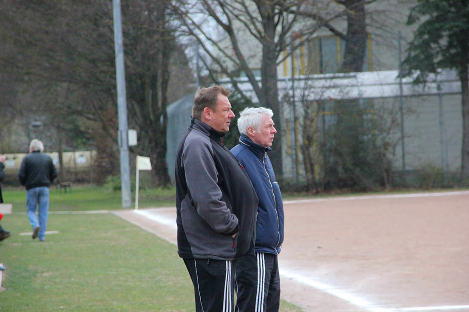 Fokussiert, motiviert, routiniert - das Trainergespann um Head-Coach Rudi Wagner (r.) bei der Arbeit