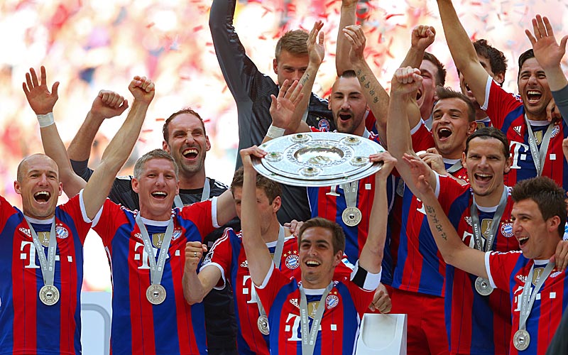 Titel Nr. 24. Business as usual beim FC Bayern. Der Kapitän reckt die Schale in die Luft
