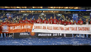 Die Münchner bedanken sich nach dem Sieg in Spiel 4 in Berlin bei ihren Fans