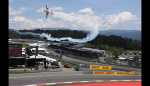 Tiefflieger Hannes Arch machte ein bisschen Werbung für das Red Bull Air Race