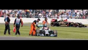 Allerdings hatte Hamilton Glück. Erst setzte Mercedes bei Nico Rosberg auf die falsche Taktik, dann blieb das Auto stehen