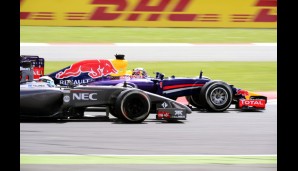 Ganz andere Probleme hatte Vettel, der von Red Bull zwei Mal zum Reifenwechsel geholt wurde und dadurch Zeit verlor