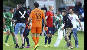 Spieler der OSC Lille (hier: Ex, Wolfsburg-Profi Simon Kjear) versuchten zu schlichten
