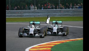 Rosberg zog gegen Hamilton nicht vollständig zurück und streifte mit dem Frontflügel dessen rechtes Hinterrad
