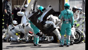 Doch auch Rosberg hatte Nachteile: Er verlor Zeit beim Boxenstopp, weil der Flügel getauscht werden musste