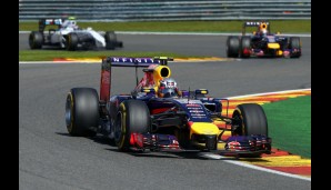 Nachdem Vettel ein Mal durch Pouhon driftete, überholte ihn Ricciardo spielend - den Vorteil gab er nicht mehr her