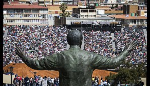 Und noch ein anderer sagt: "Hallo!" Die Statue vom ehemaligen südafrikanischen Staatspräsidenten Nelson Mandela ragt über dem Kurs der Red Bull X-Fighters in Südafrikas Hauptstadt