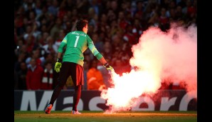 Fernando Muslera musste gegen Arsenal nicht nur seinen Kasten, sondern auch das Spielfeld sauber halten, nachdem türkische Fans das Feuerwerkskörper auf das Feld warfen