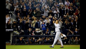 Es folgen emotionale Momente: Jeters Abschied aus dem Yankee-Stadium - selbstverständlich begleitet von stehenden Ovationen
