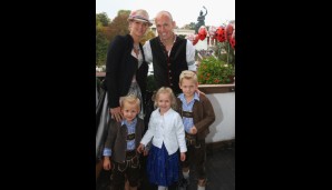 Gruppenbild mit den Robbens: Arjen, Ehefrau Bernadien und drei semmelblonde Racker