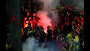 Auch Pyrotechnik wurde in den Dortmunder Fanblock gefeuert