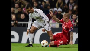Cristiano Ronaldo versucht sich gegen Skrtel durchzusetzten - der Slowake packt die Grätsche aus