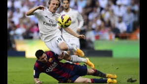 Lionel Messi ist sich auch für die Drecksarbeit nicht zu schade und legt Luka Modric