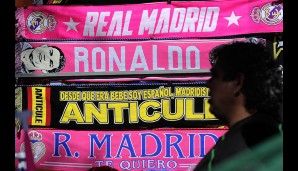 Die Farbe ist gewöhnungsbedürftig, die Botschaft aber klar: Diese Schals sind nicht unbedingt für die Cule - die Fans von Barcelona - geeignet