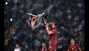 Alles beginnt mit einer albanischen Flagge an einer Drohne: Stefan Mitrovic entdeckt die Fahne und nimmt sie in Empfang