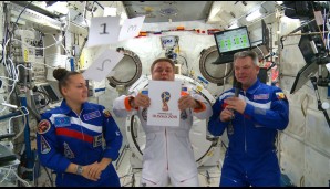 ...und zwar 400 Kilometer über der Erde von der ISS aus! Drei Kosmonauten mit dem WM-Logo - spektakulär, aber nicht so catchy wie die drei Chinesen mit dem Kontrabass